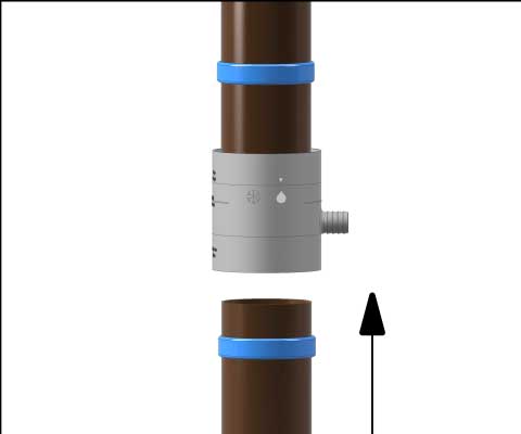 Установите водосборник и поднимите до упора нижнюю водосточную трубу